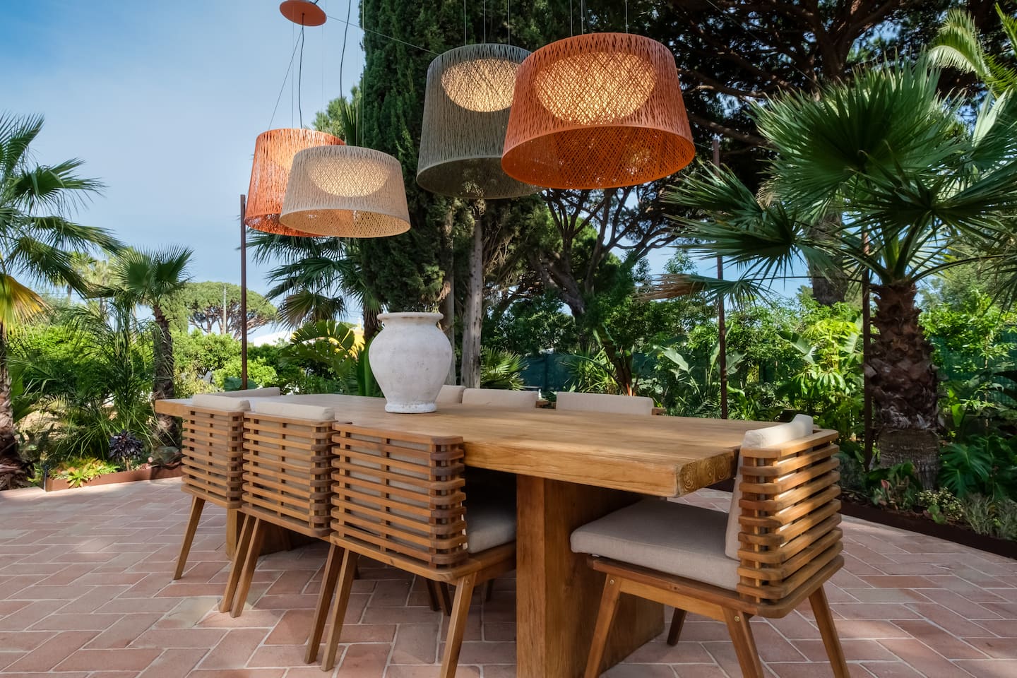 Terraço com mesa de jantar